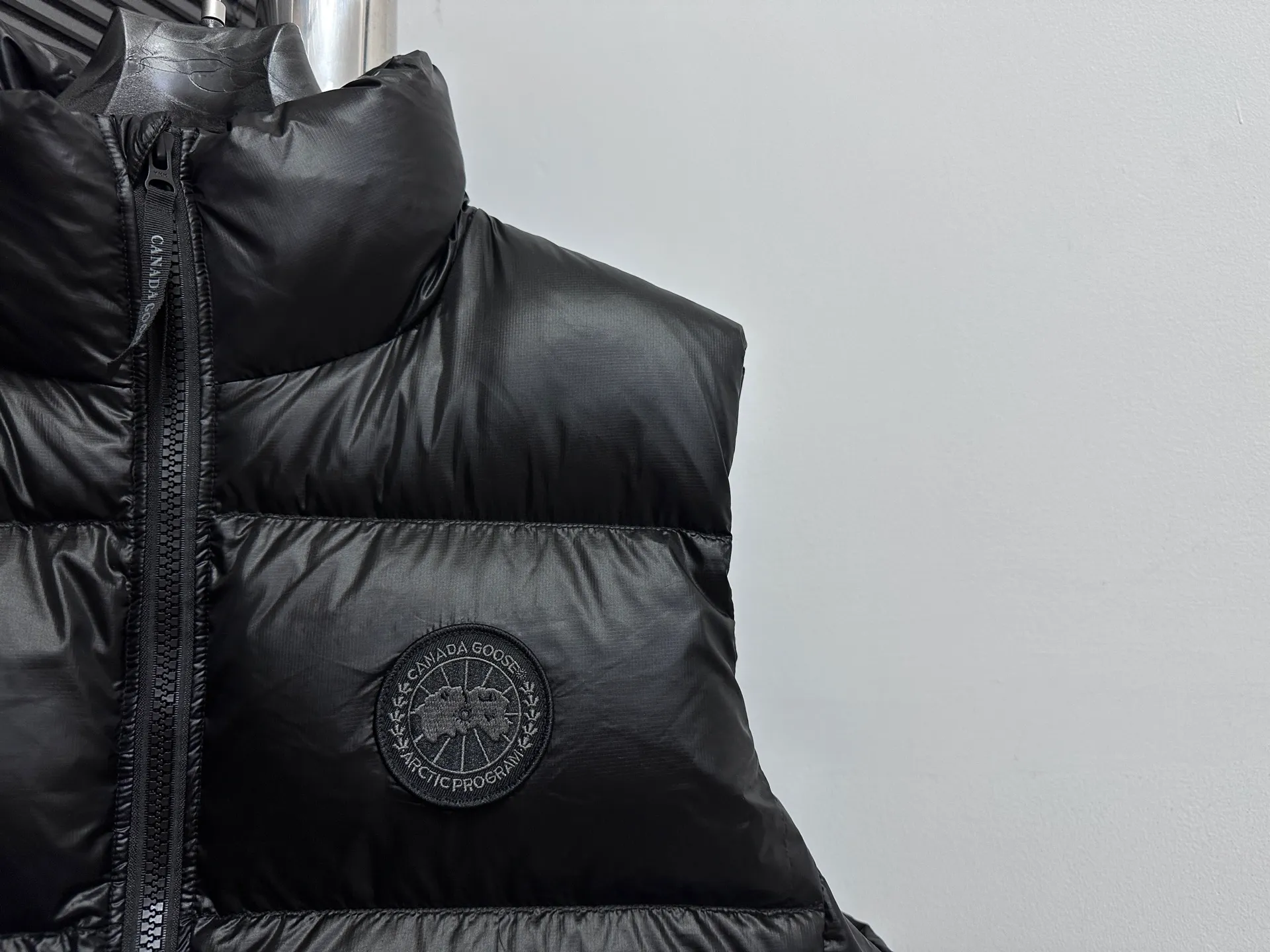 P560 [Canada Goose] Big Goose🦢Puff Down Vest has always been recognized as the warmest down jacket. Various Instagram celebrities, Internet celebrities, and celebrities often wear it for street photos. I make Canada Goose every year, but I still can't get rid of my love for it. No matter how cold the days are, there is no need to be afraid, because there is! Filled with 90% white duck down, it is the legendary warmest down jacket and is known as a must-have for Arctic outdoor sports! The most popular down jacket in the world, celebrities are rushing to buy it, it is a must-have! Size: XS-XL